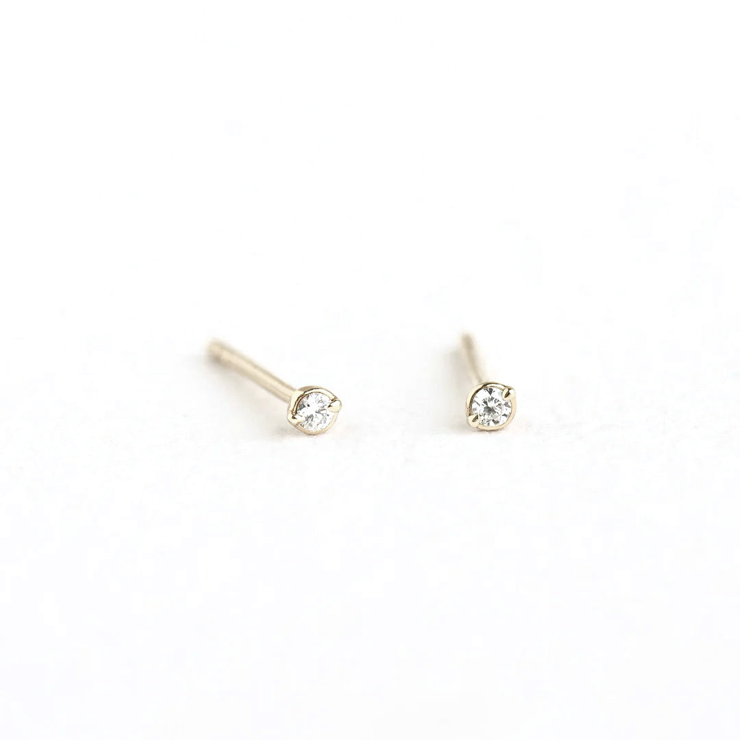 Puro mini stud earrings in white gold