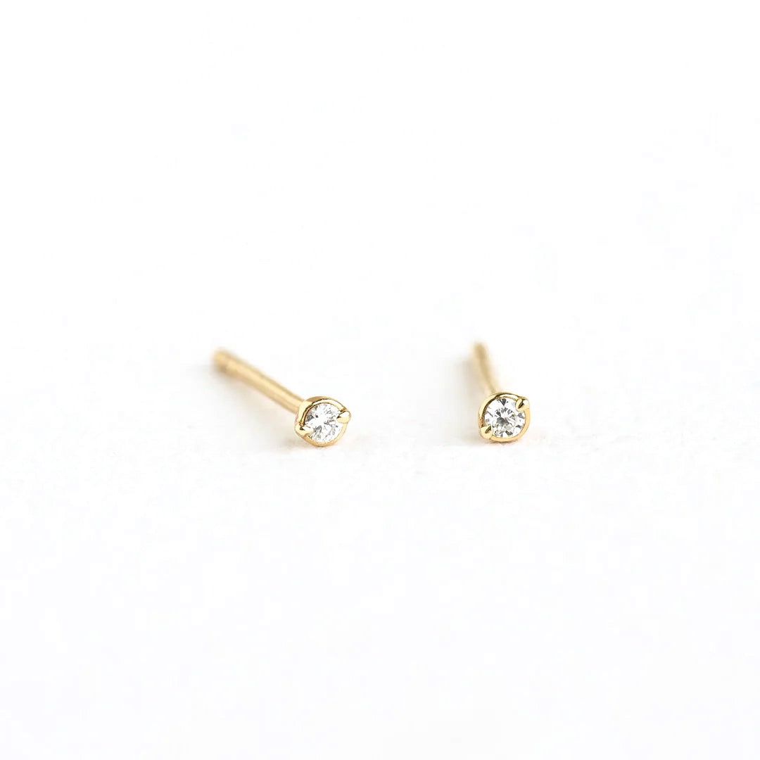 Puro mini stud earrings in yellow gold