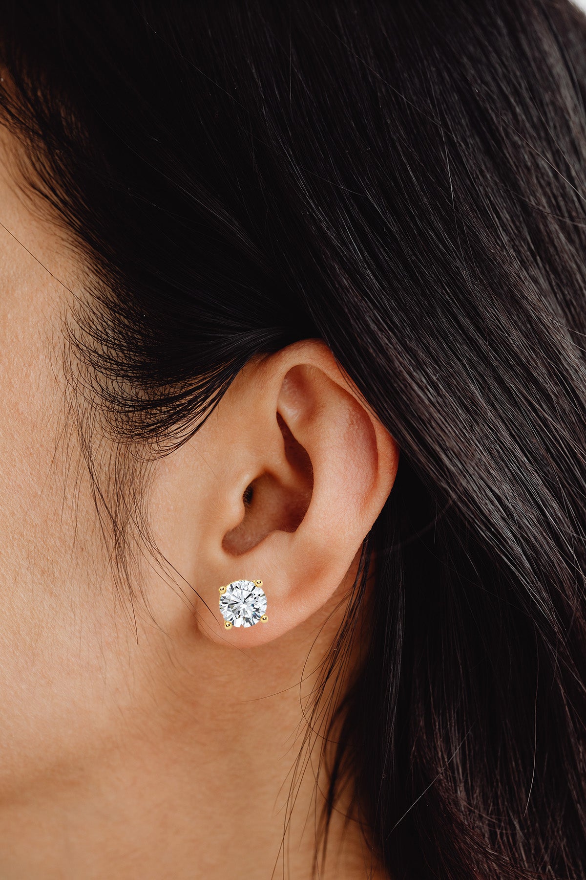 Puro 4ct diamond stud earrings in yellow gold on model