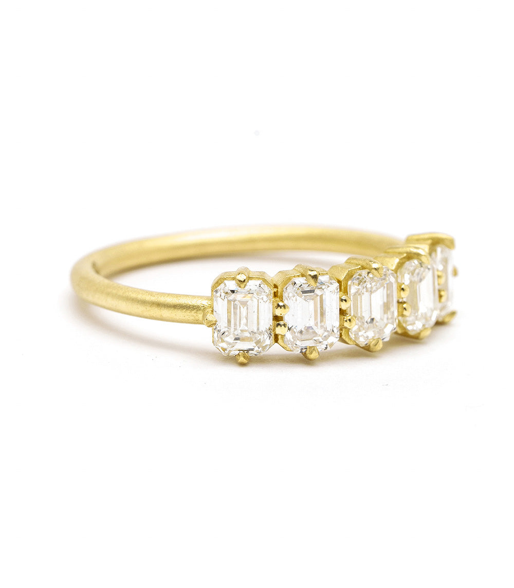 Side view of Puro Emerald Cut Band in yellow gold.